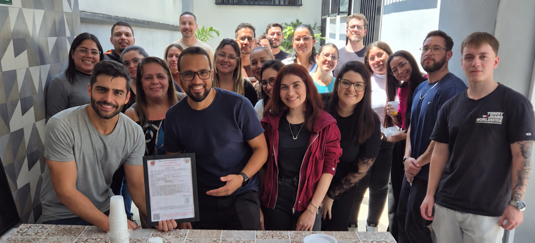 Equipe da Aiello Contabilidade reunida no escritório